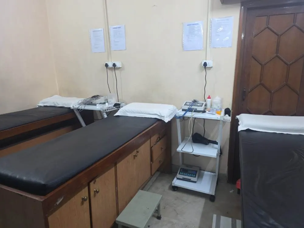 Dr. Johri Physiotherapy And Sports Clinic - Treatment facility and rehabilitation equipment in Araghar, Dehradun - Photo 2